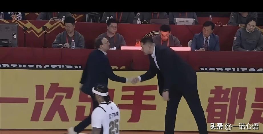 乌戈这个老头学坏了。
我以为，所有的外国人都是直性子。不知道拐弯抹角儿，更不懂人