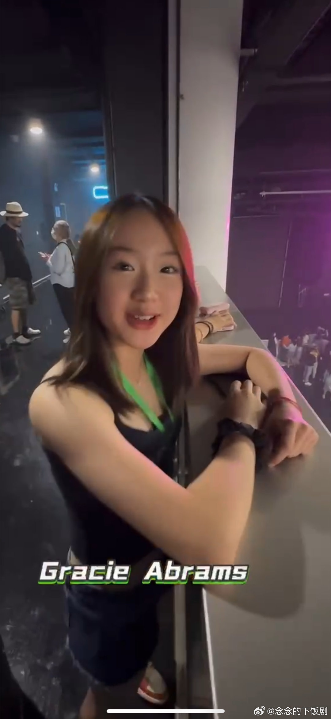 吴尊帮女儿追星吐槽疯了吴尊带14岁女儿看演唱会追星成功，女儿激动到和朋友尖叫，他