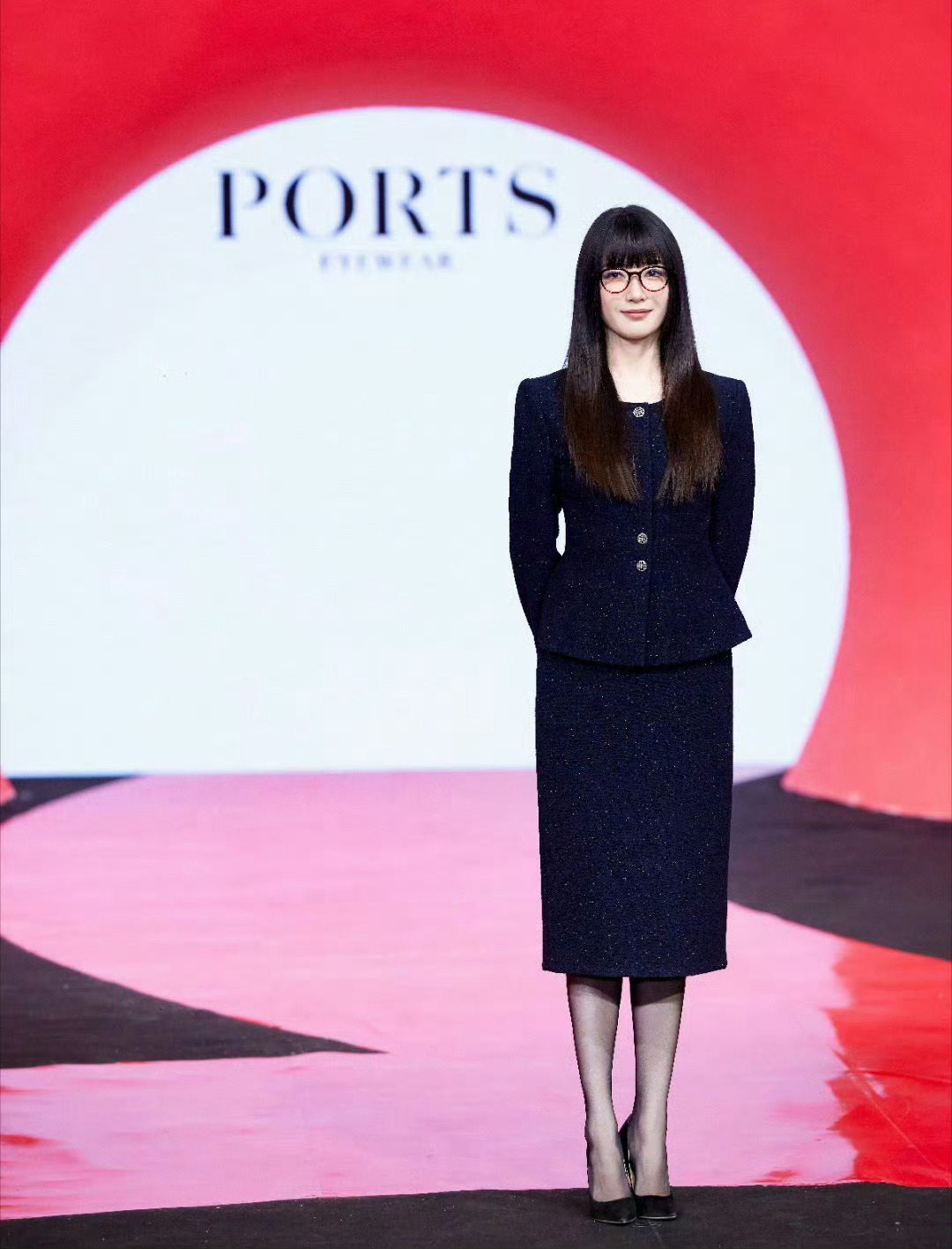 这居然是江疏影，这次的造型很出乎意料诶！超好看！不一样的风格要多尝试哦 