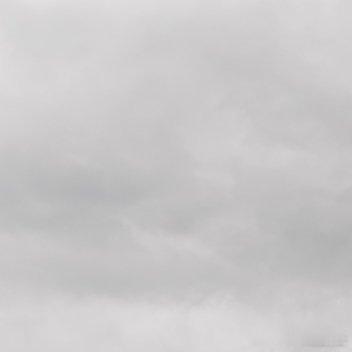 🌥 真正的善意，往往藏于细微的日常。它可能只是雨天为陌生人倾斜的伞檐，是耐心为