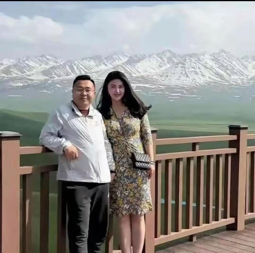 肥胖男子有福了，娶了这么个如花似月的媳妇，也不知道哪辈子修来的福气。