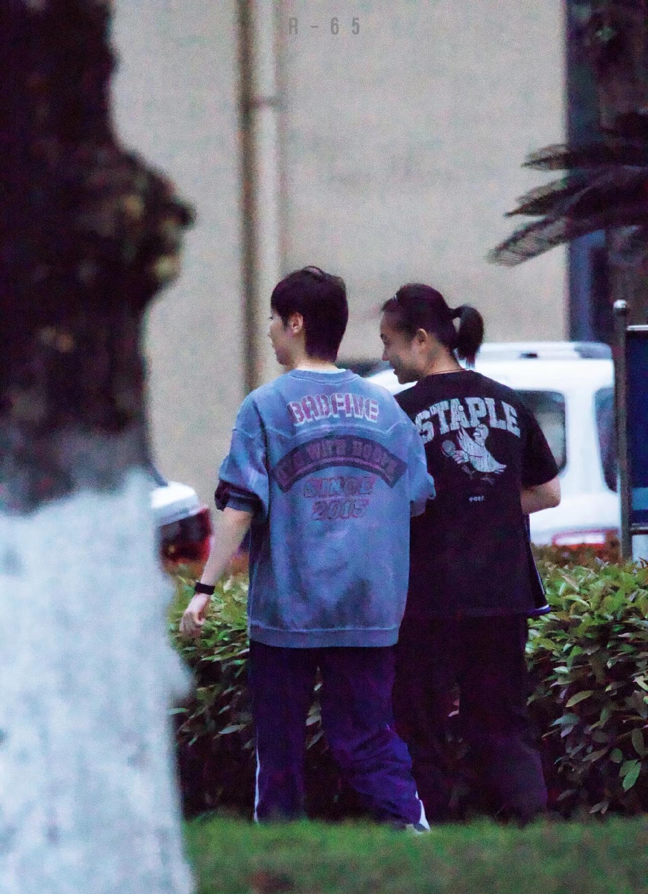 今天回归成都国乒训练基地的王曼昱，晚上吃完饭后与徐奕在院子里溜达一圈，回到场馆并