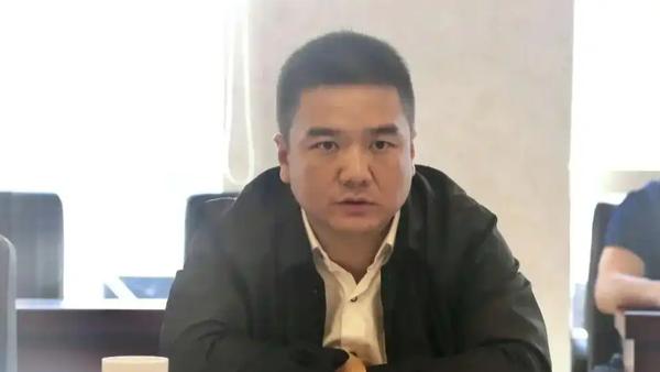 当年硬刚王建林把养猪钱留当地干部徐刘蔚被查
据贵州省纪委监委7月16日权威通报，