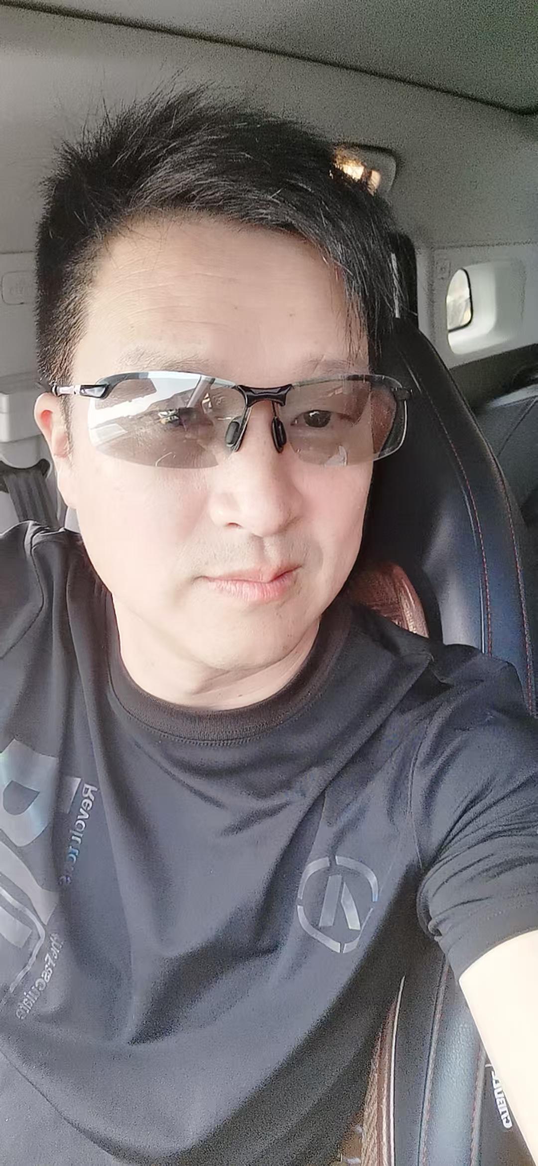 如果风知道我在想你，她会不会笑我？我是阿林，一个从你身边走过的人…