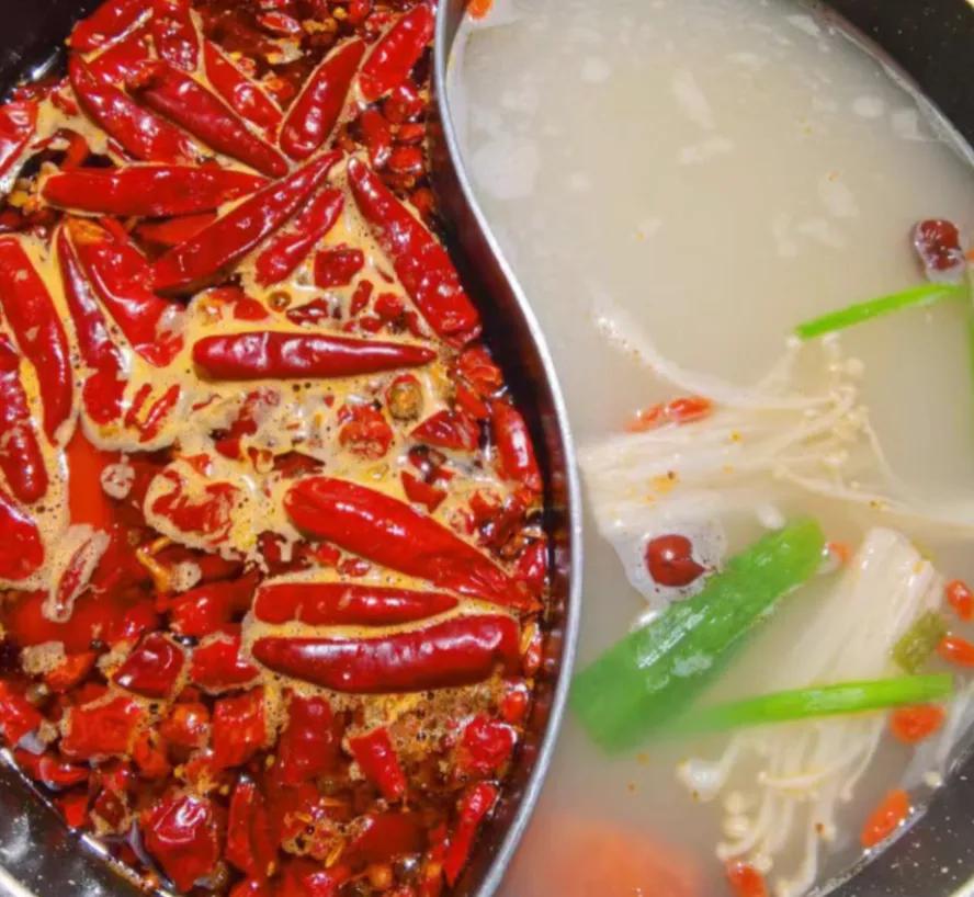 在四川，去餐厅吃饭，如果服务员问要吃啥口味，你说要吃鸳鸯锅或是微辣，她立马就知道