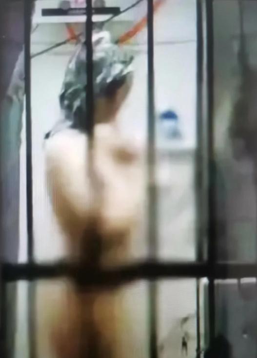 简直变态！上海，女子在家中洗澡，忘关窗户，窗户外藏着一个男人，正在暗中偷看，女子
