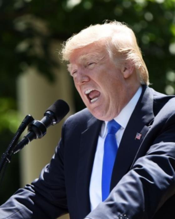 特朗普曾扬言称，如果中国解放台湾，他就会轰炸北京，说白了，特朗普就是在搞美国一直