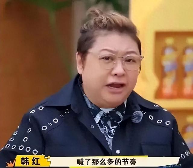 韩红在《闪光的夏天2》节目中因户外高温导致演唱会话筒损坏，表示对每一舞台要认真负