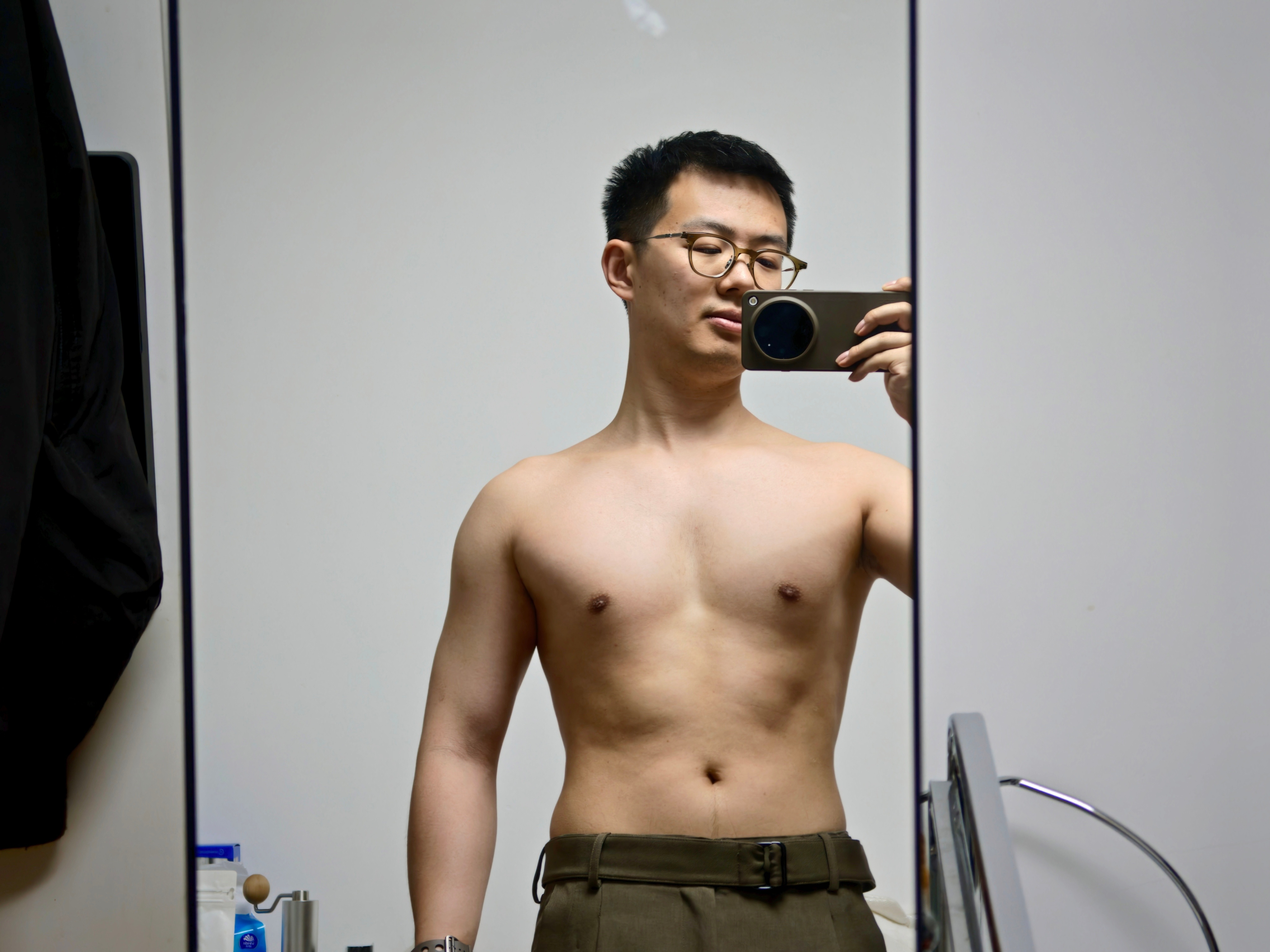 已练不欠。能看出来这张照片加了一点点AI打光吗 