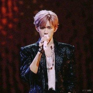 易烊千玺因身体原因终止原定进组安排看来是真的很累了 那就好好休息吧 