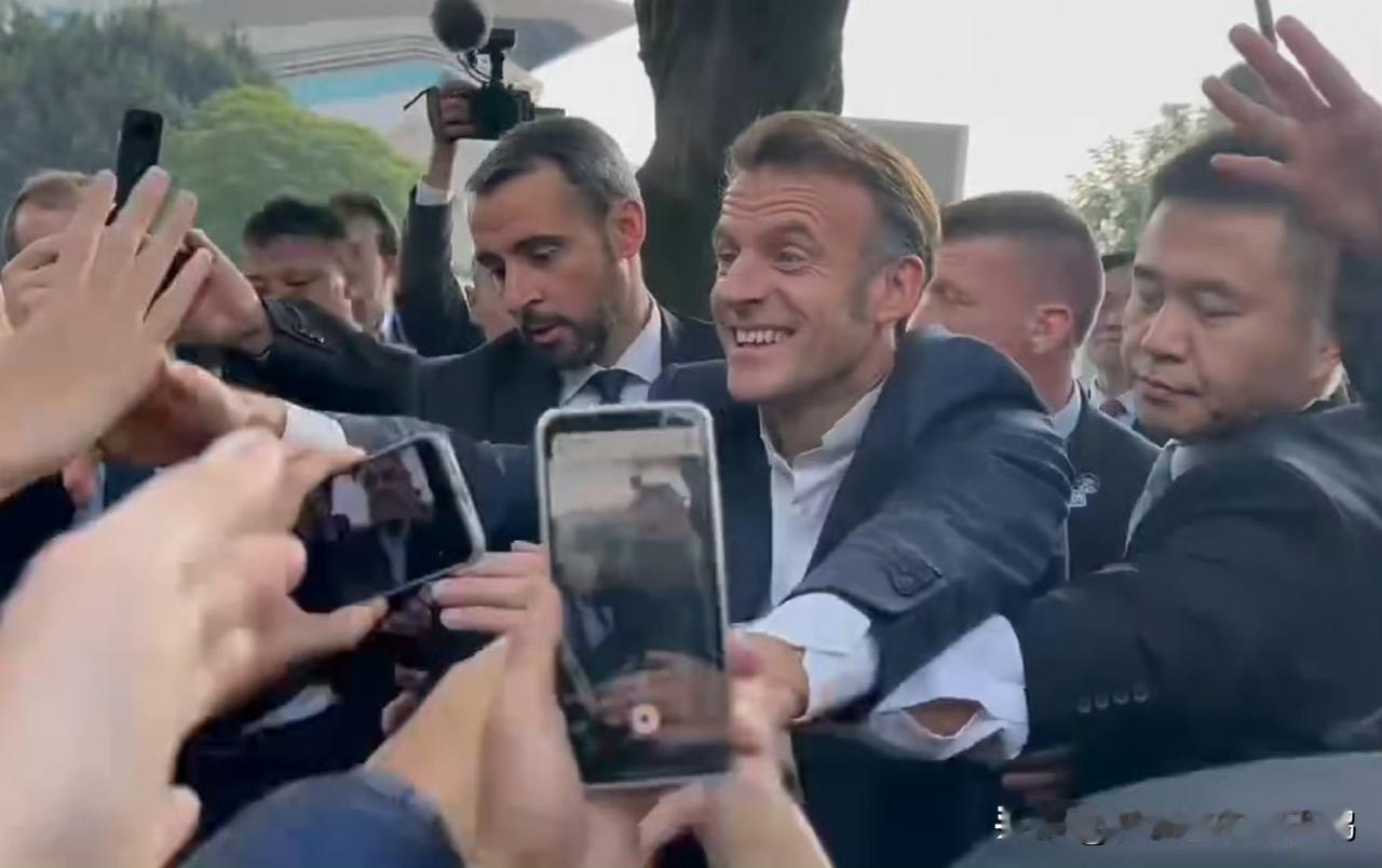 #马克龙访问四川大学# 
马克龙又爽了，他在法国都无法受到的欢迎和体验，在中国感