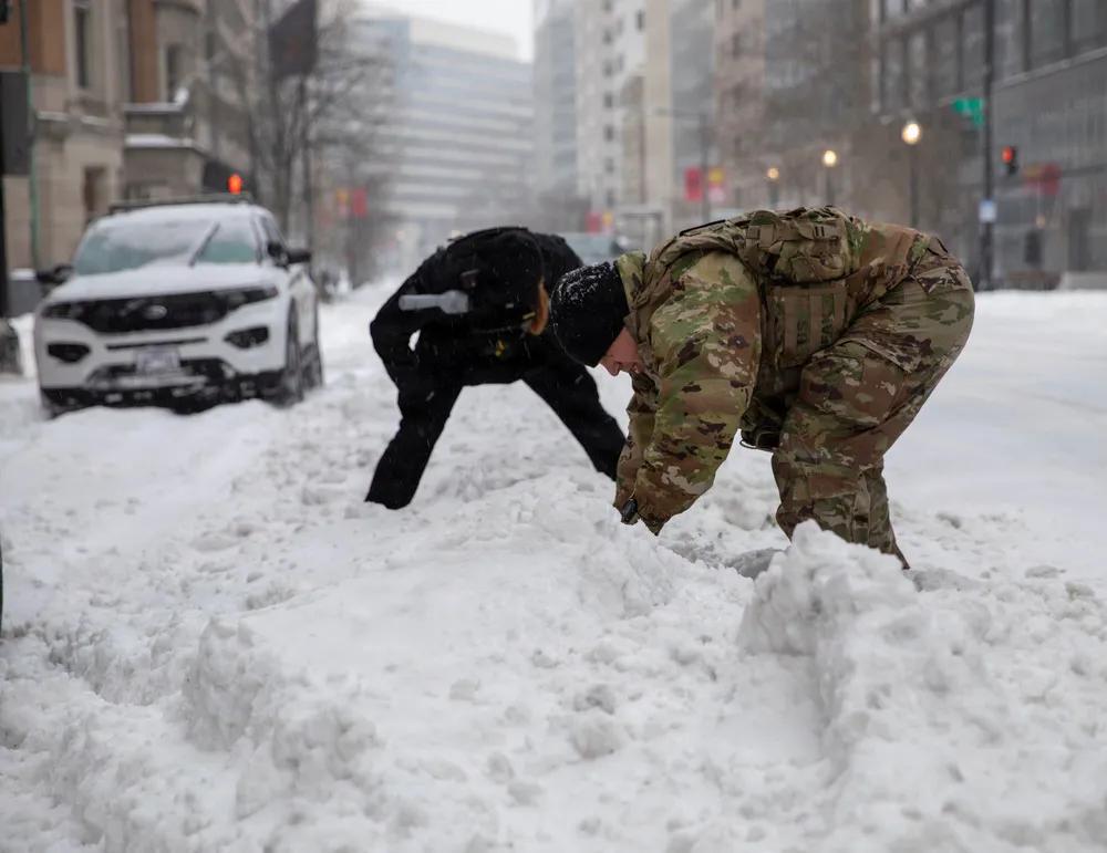 2026年1月25日，美国首都，寒潮和大雪如期而至。积雪和冰冻状况使整个区内的交