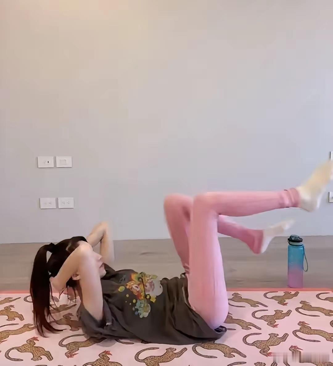 生了三个娃的陈若仪，身材保持得很好以前谁说她配不上林志颖的，林志颖的眼光真的很好