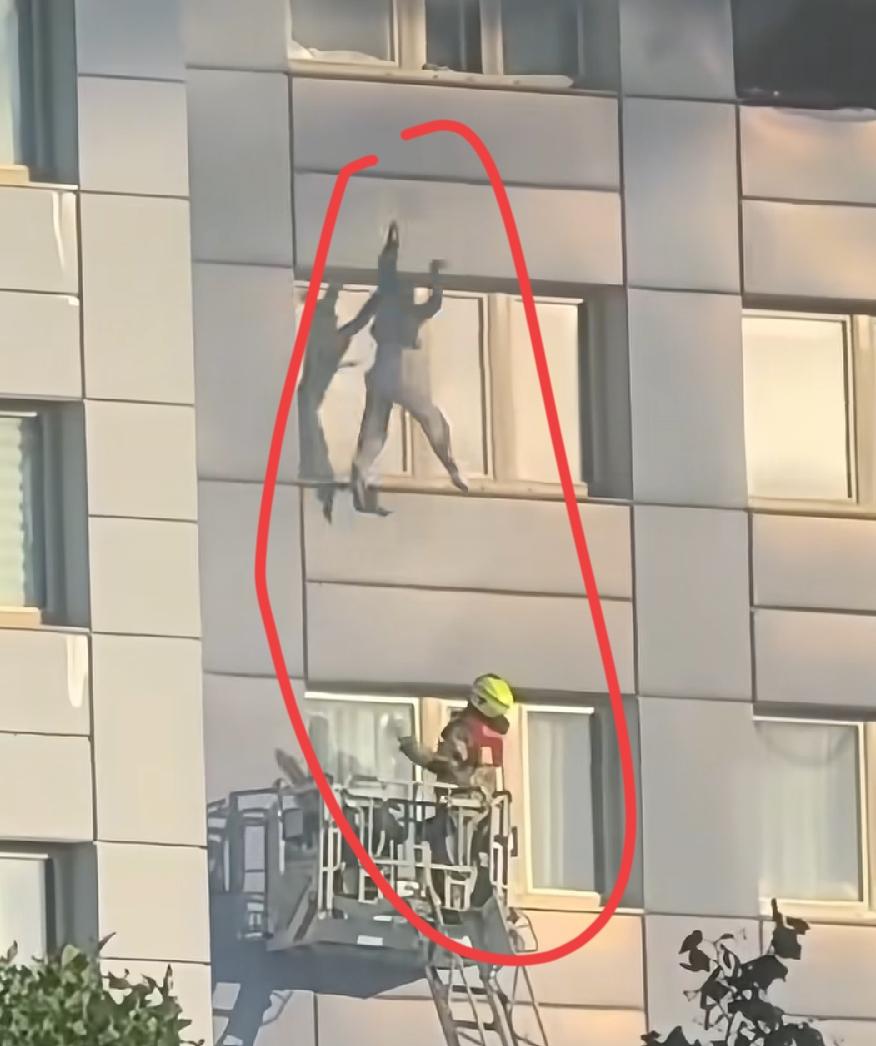 德国高层火灾，女子跳入消防吊篮获救！
女子被困11楼阳台，消防吊篮只到9楼，面积