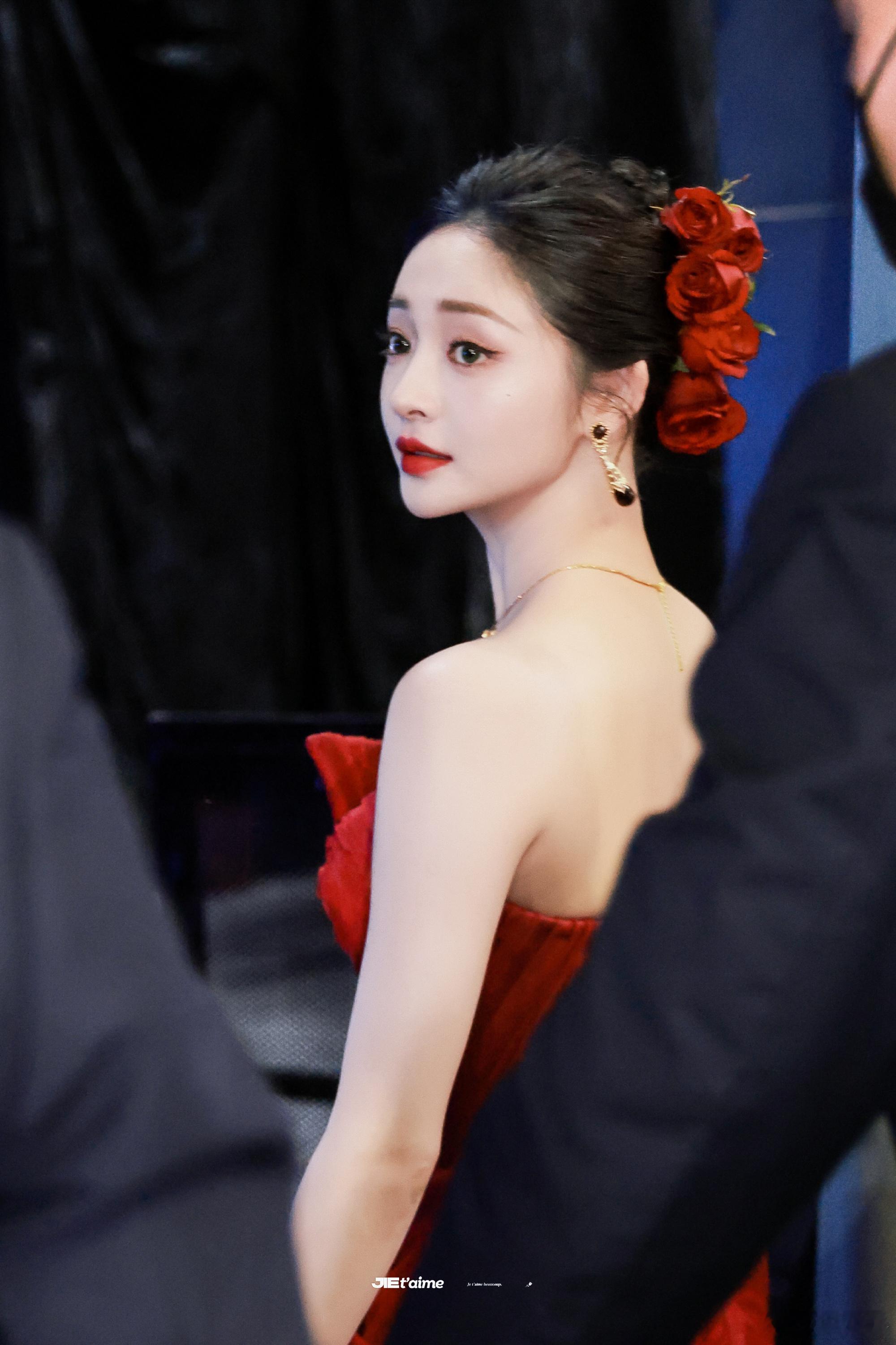 周洁琼绿眸配红唇 天哪，真的是让我忍不住惊叹，周洁琼绿眸配红唇，整个人身上太有气