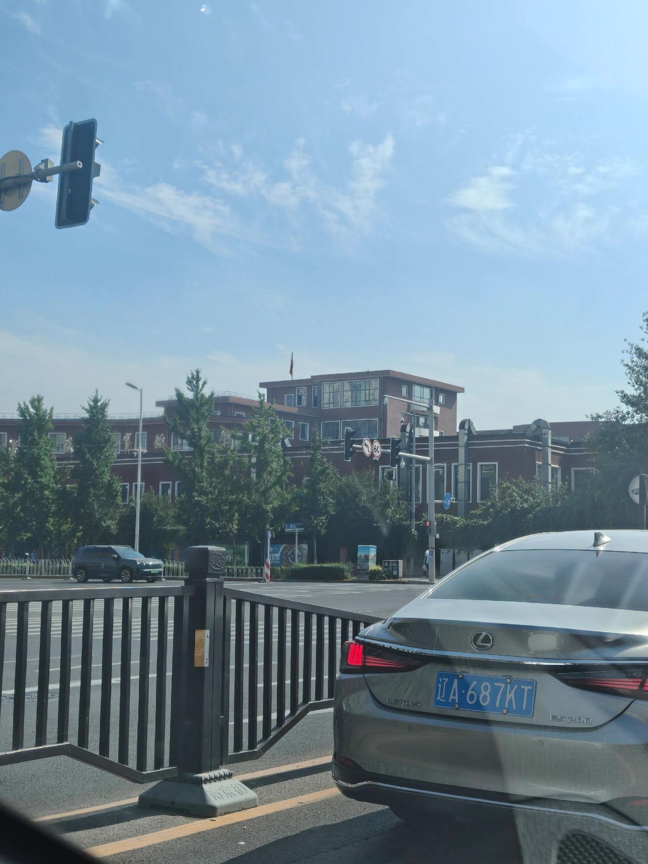 铁路高中真好啊，环境好交通也方便。母校老建筑 老城市记忆 老城区承载着多少人的回