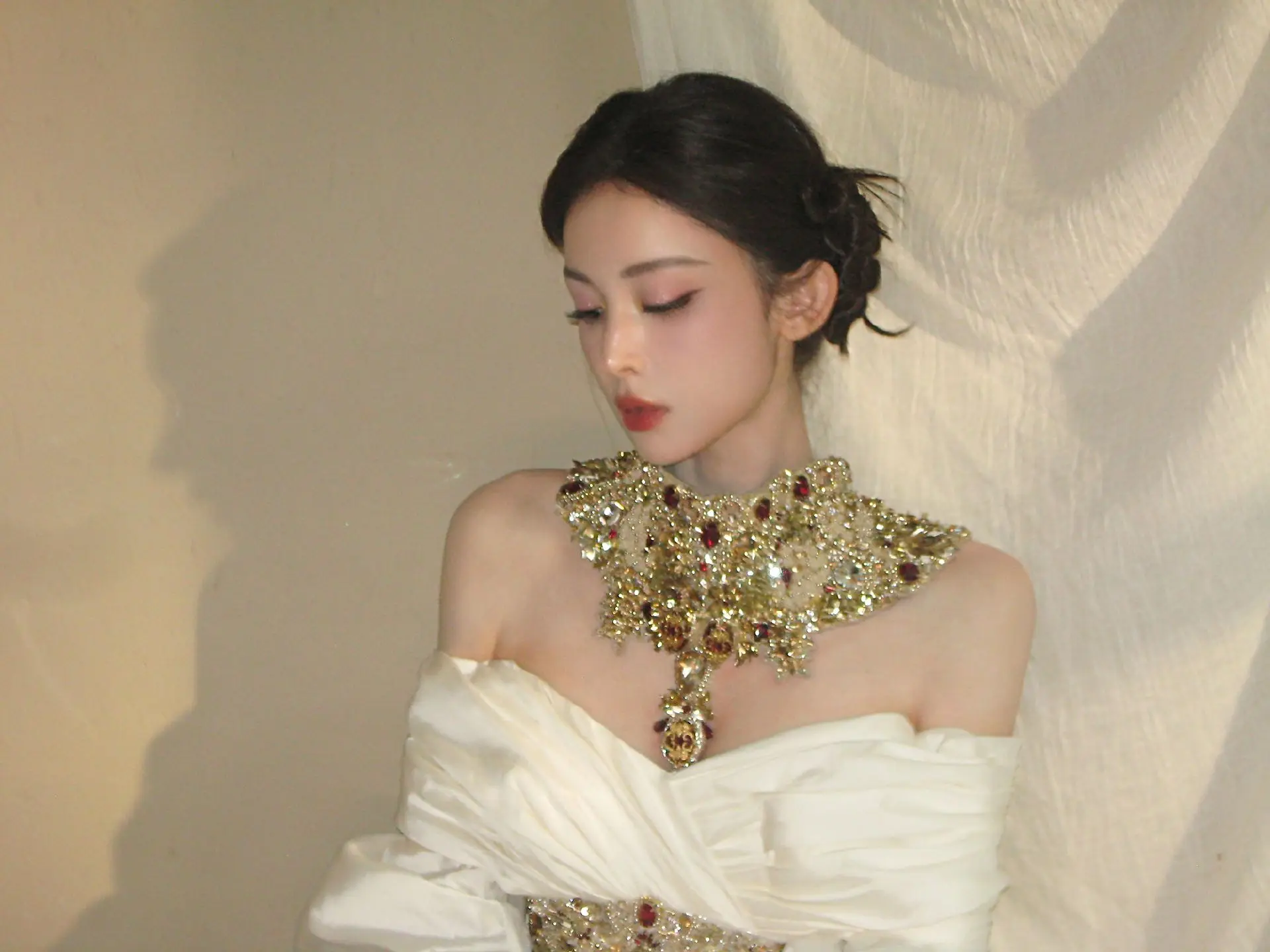 娜扎这是什么风。果然明艳的颜就该配更华丽的珠宝