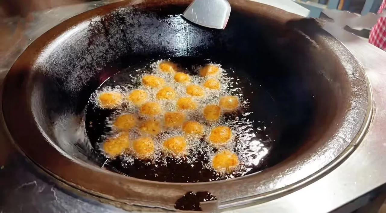 🎉亲爱的朋友们，咱家这肉丸是10斤肉2斤生粉，肥瘦2～8比例，葱姜水，调料，肉