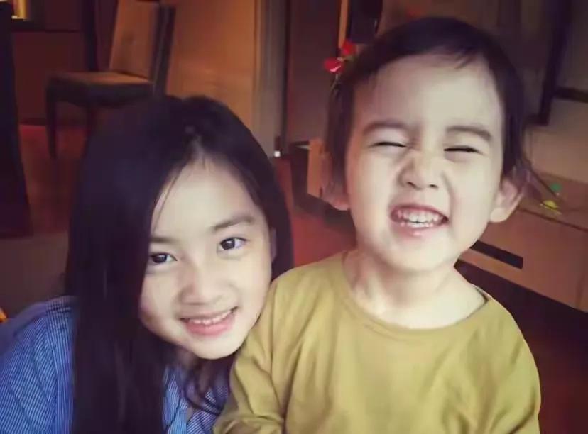 黄磊家的女儿，小时候都是粉嘟嘟可可爱爱的，小女儿才12岁都打扮的这么成熟性感，还