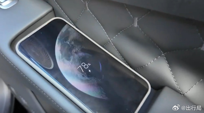 魏派V9X把无线充电能做到门框附近是真的不错，起码逃离了千篇一律的中控门板设计，