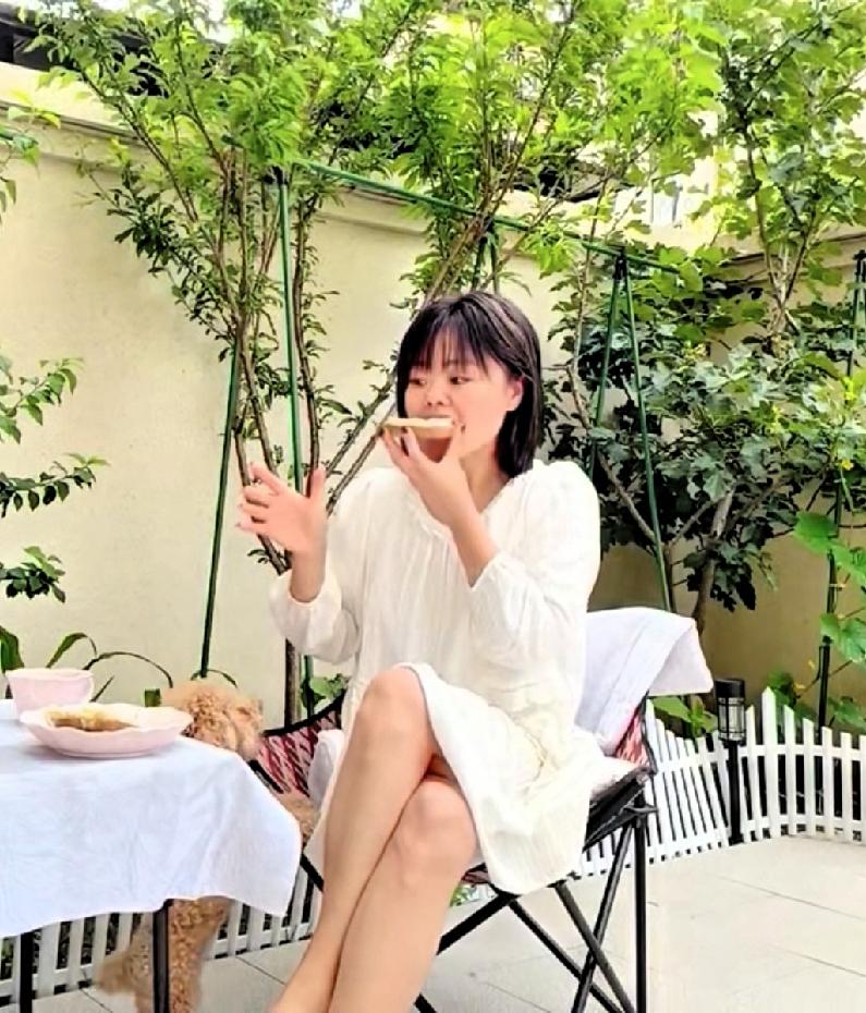 苦茶丹丹香，不敢再报体重，有可能反弹了！
消失了一天，再发视频，却没有解说，配上