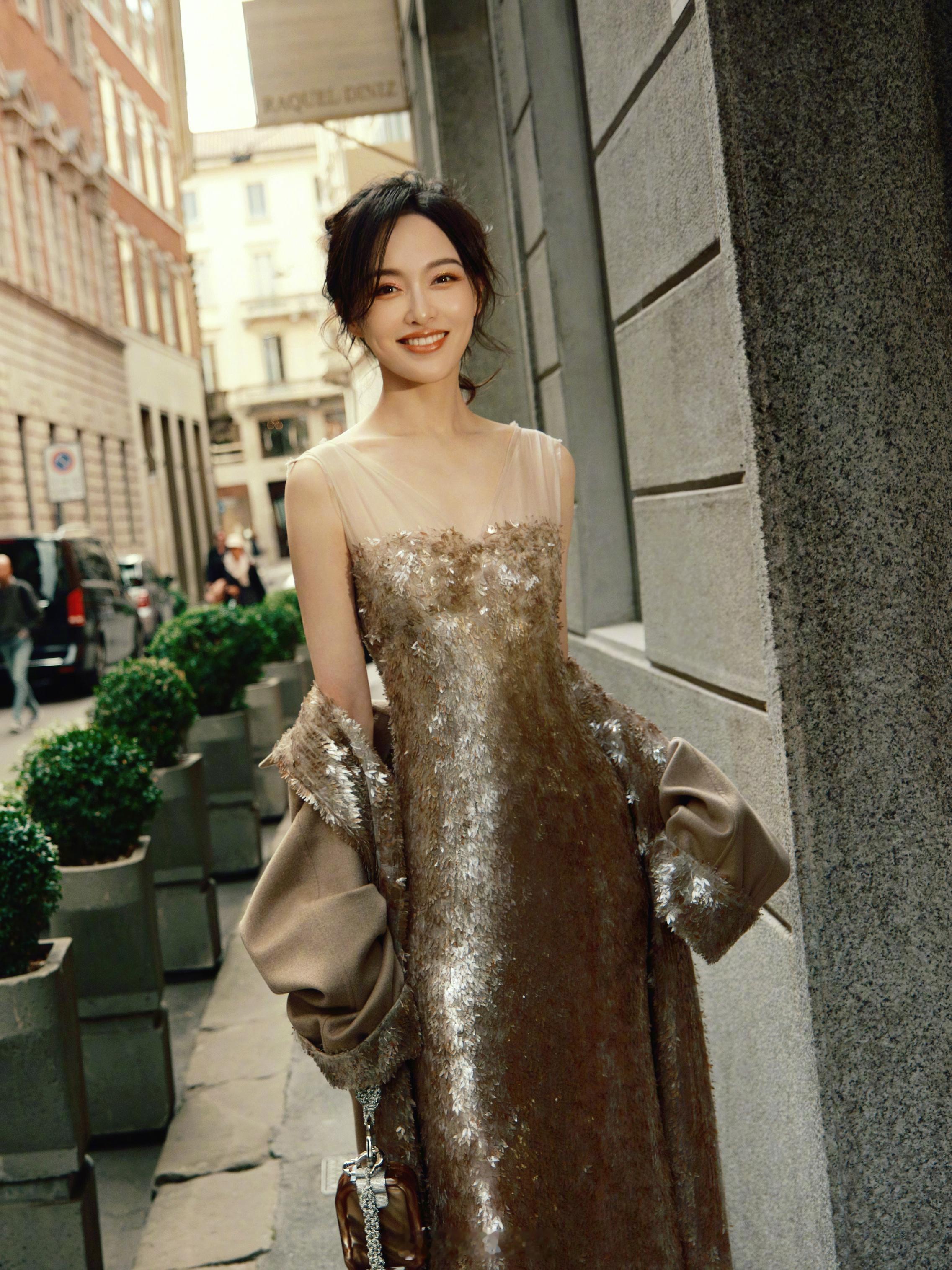 #时装周# 即将登上#欧莱雅巴黎时装周大秀# ，并将首次亮相T台。秀发蓬松闪耀，