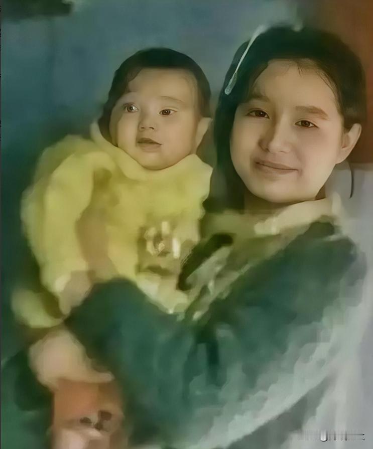 1976年，25岁女知青抱着4岁儿子回京，母亲气得半死，怒骂她未婚先孕，不知羞耻