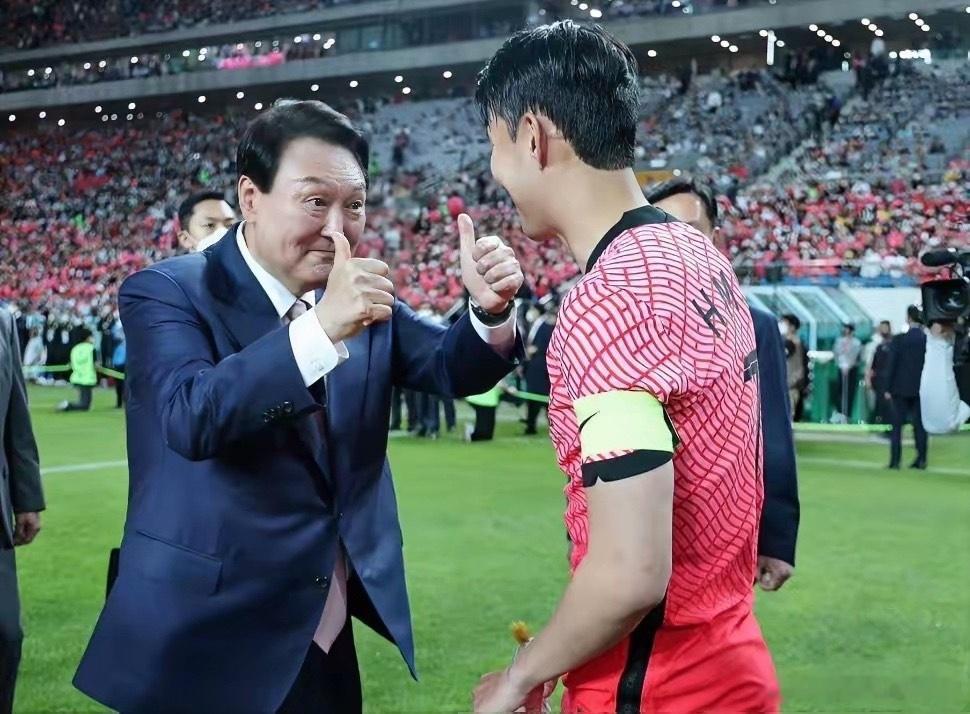 太尴尬了！美加墨世界杯首日，韩国热搜上，除了韩国队对阵捷克队的比赛，韩国前总统尹