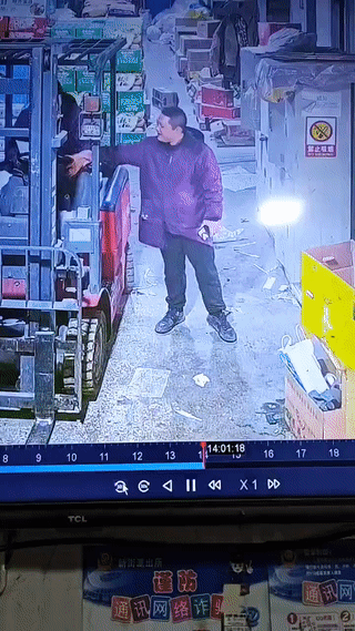 这到底是谁的错？
是叉车司机干活不小心？
还是旁边那个人手太贱了？社会奇葩事真多