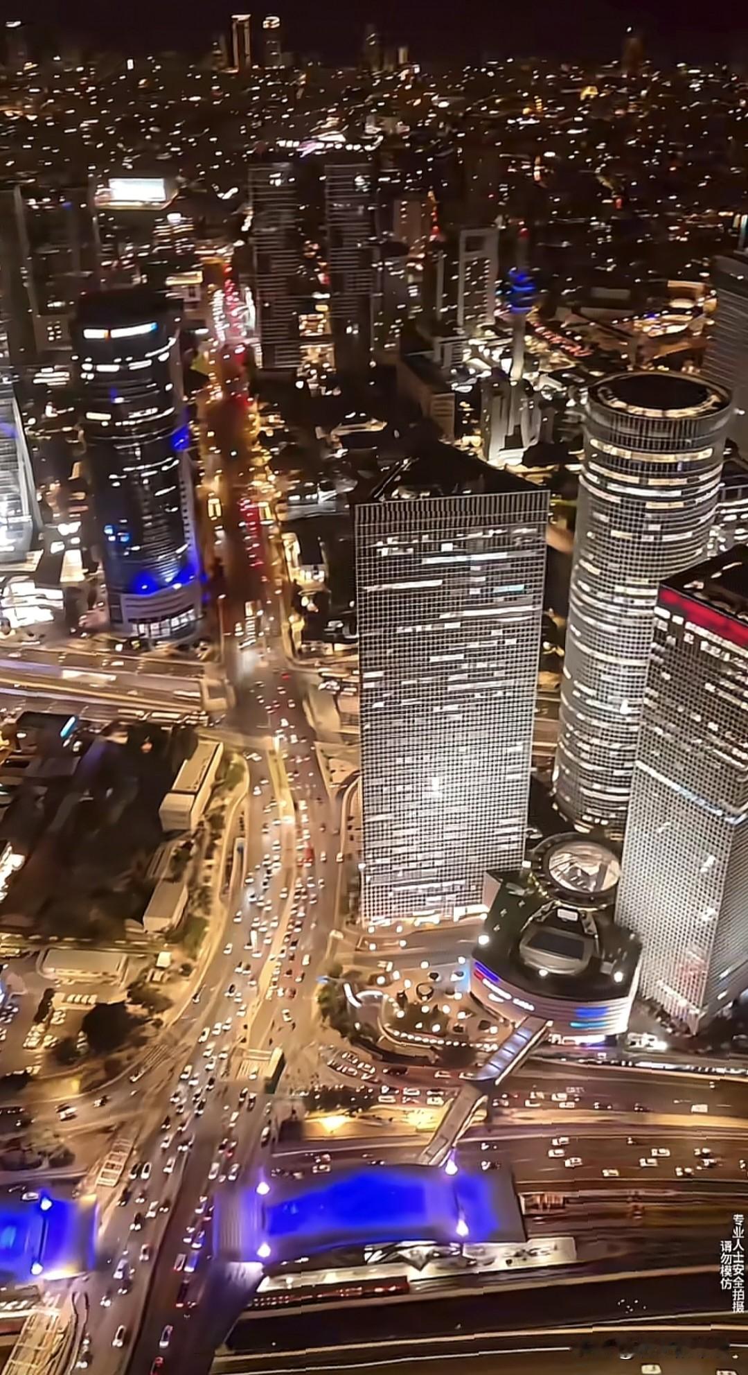 这是以色列特拉维夫在当地时间11月28日的夜景航拍，展示了其经历持续两年的中东各