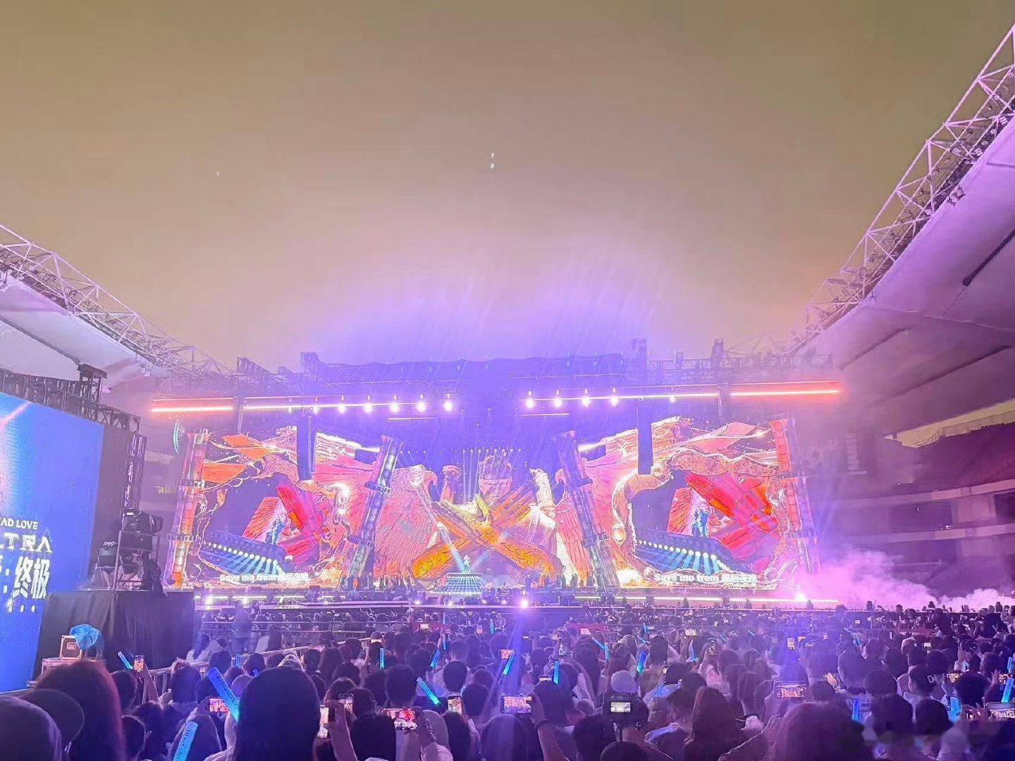 潘玮柏号召力太夯了潘玮柏上海人人人人人人人人人 属于潘玮柏的热烈夜晚，上海场馆人