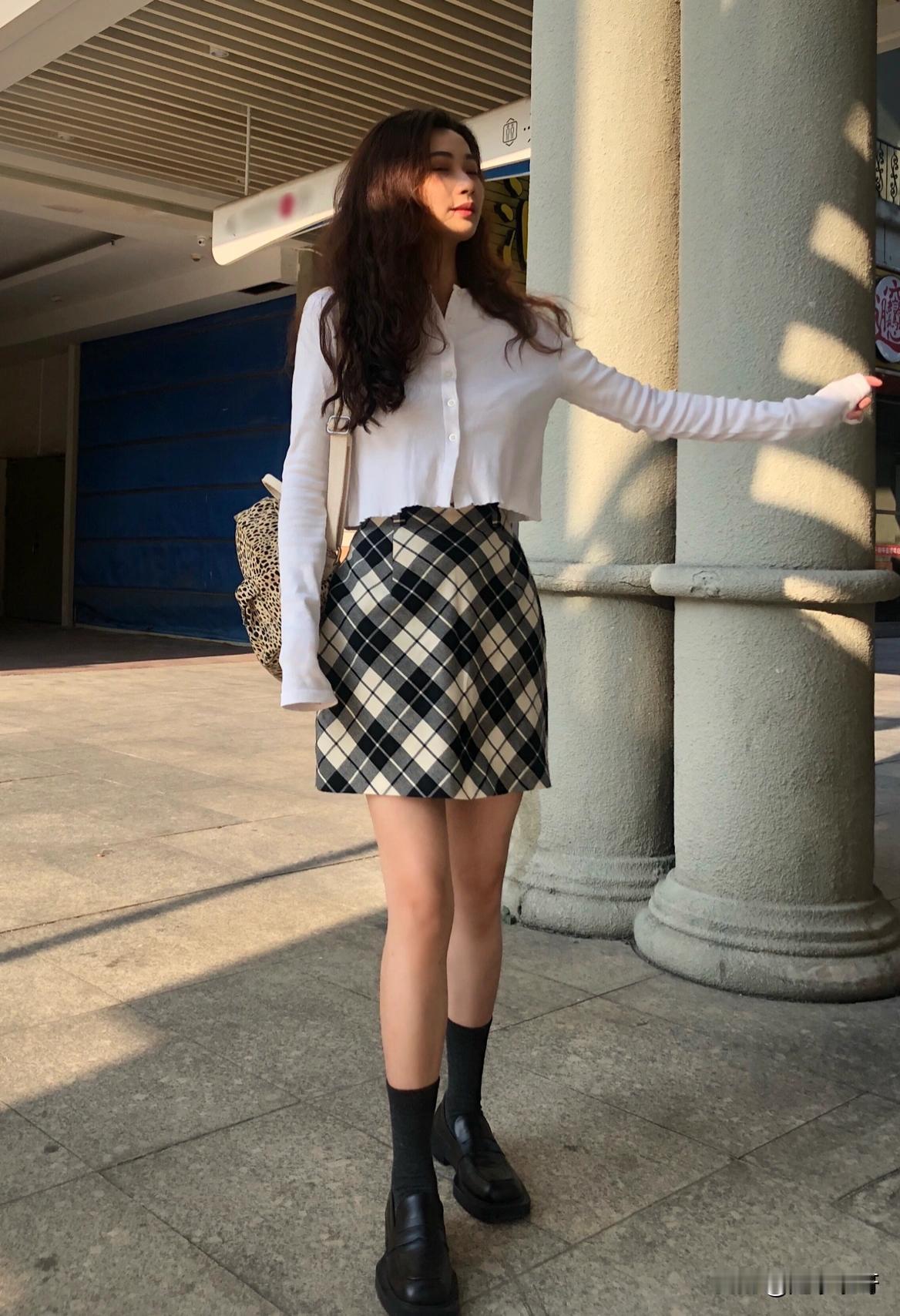 格子裙搭配白色小衫