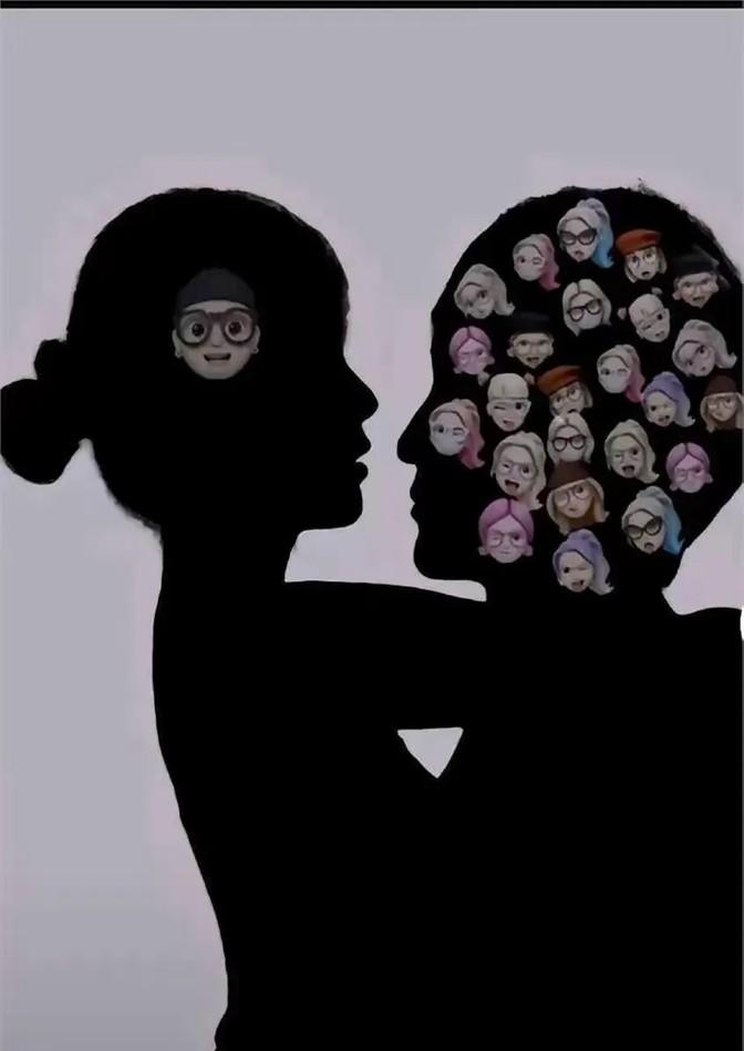 看这两张图，一个是18岁的情侣，另一个是28岁的情侣。你会发现啊，男生从头到尾都