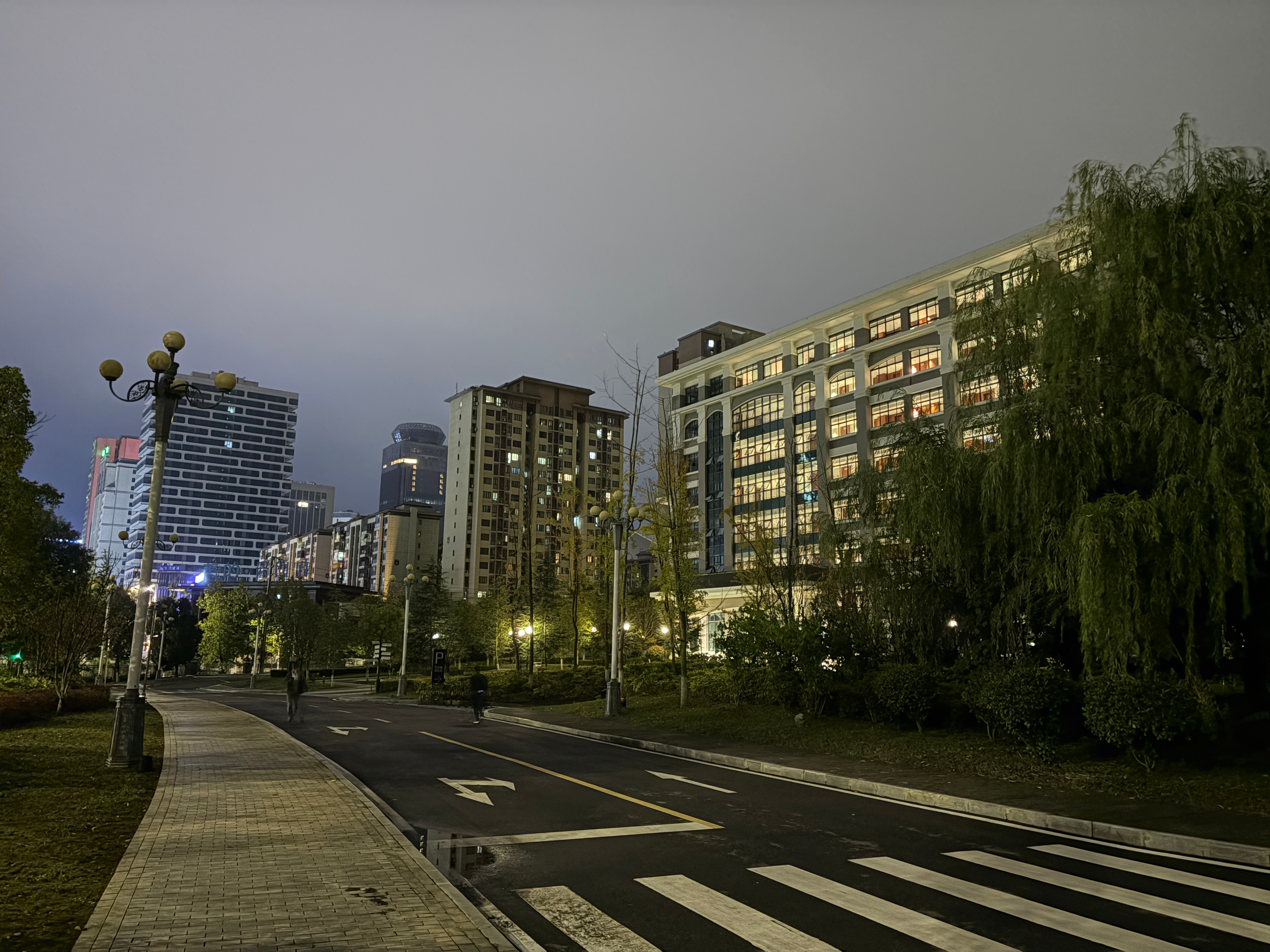 吃完饭，绕着遵义干部学院运动一圈这个党校可太大了里面有体育馆、咖啡厅、图书馆、茶