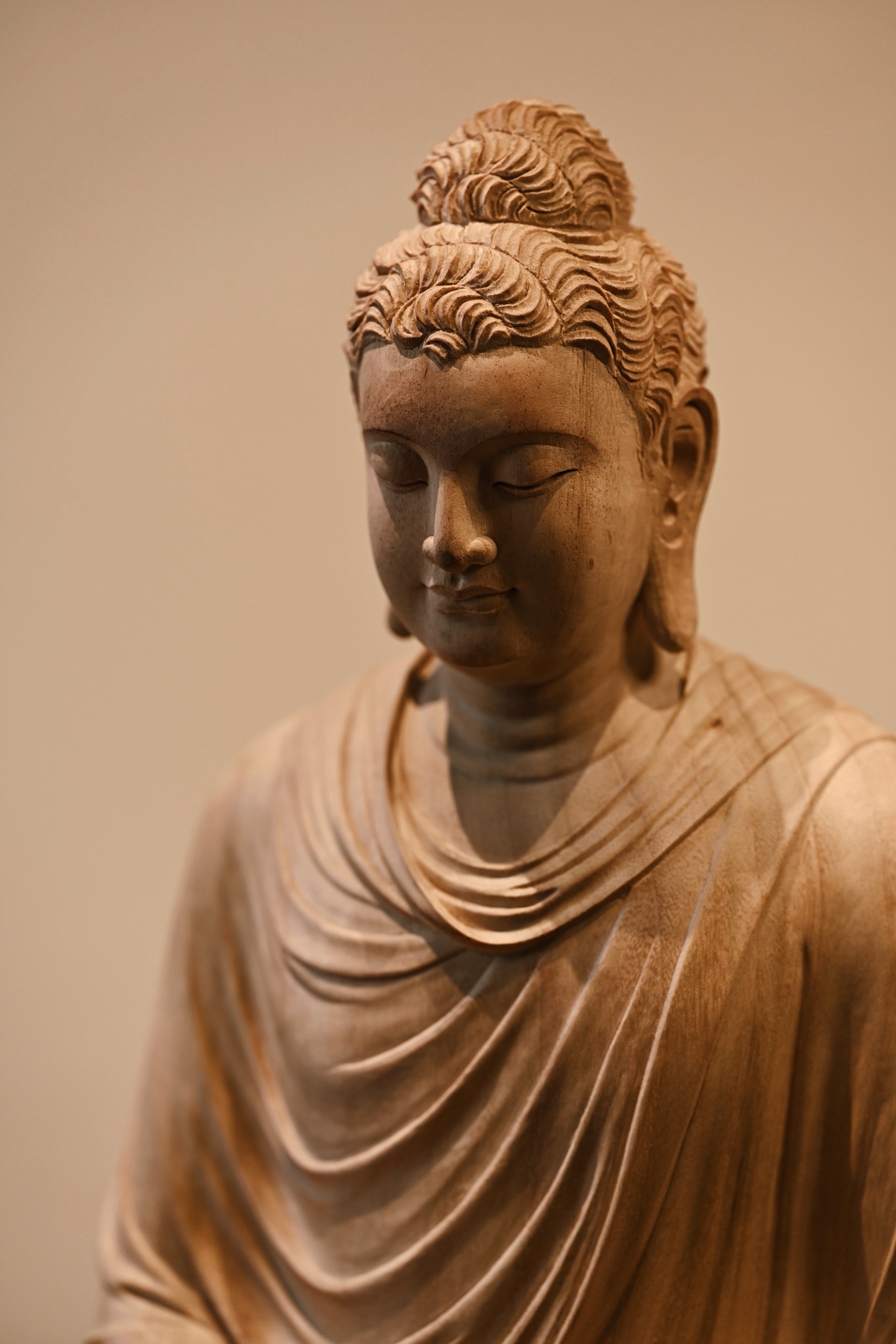 香樟木 | 释迦牟尼释迦牟尼跏趺而坐，螺发刻划分明，慈悲垂眸，衣纹流畅自然，如行