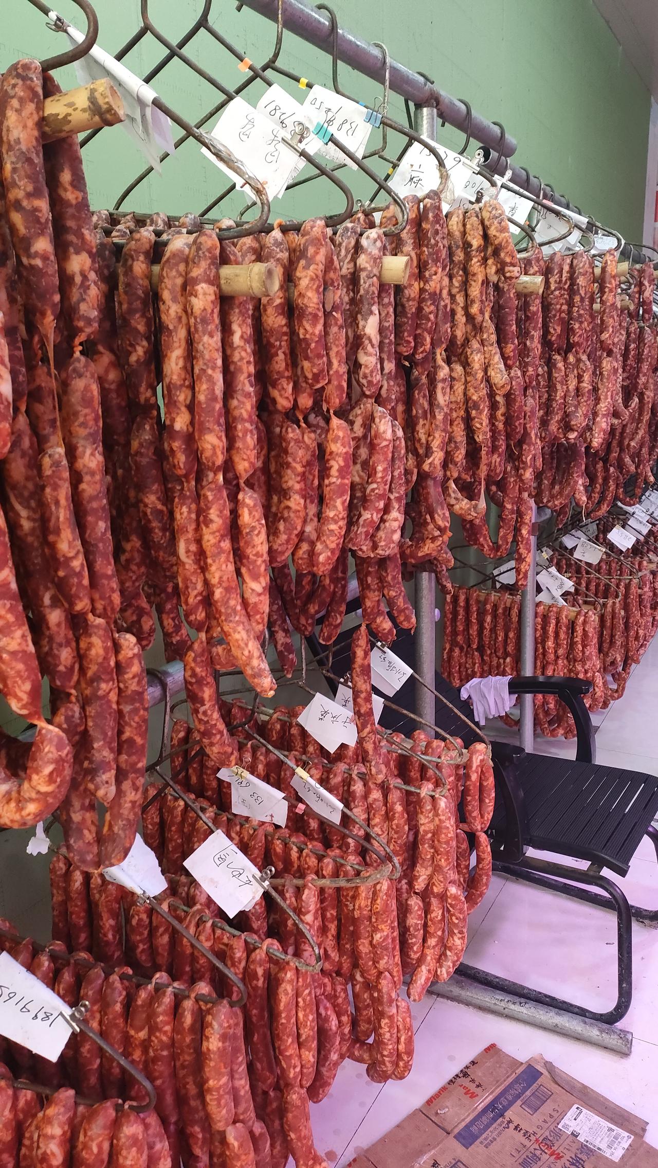 买肉时碰到一位东北大哥，闲聊老板做的血肠，说他们平时来个朋友，切两个血肠，喝点酒