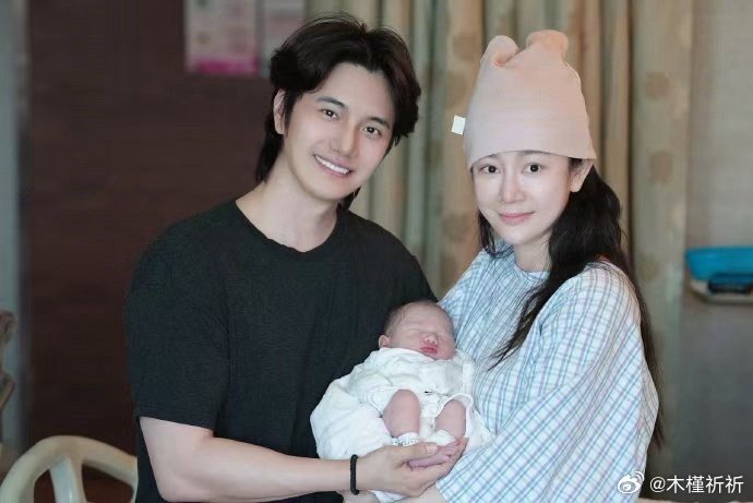 张檬小五官宣得子张檬小五一家三口全家福哇塞！张檬和小五有儿子啦，全家福好幸福，希