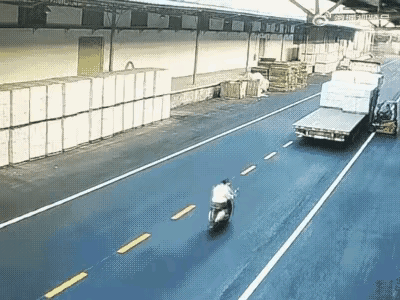 这算不算碰瓷，大货车有没有责任呢