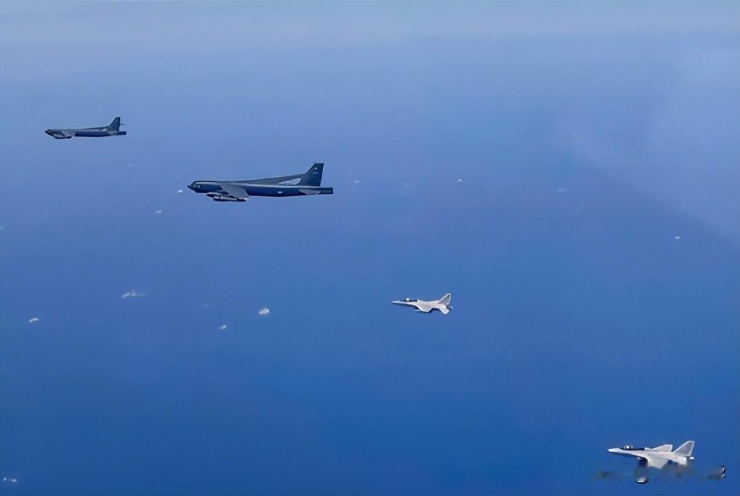 菲：刚才那动静听见没？怕了吧！
中：啥动静？你家过年放炮仗没放完？

菲：什么炮