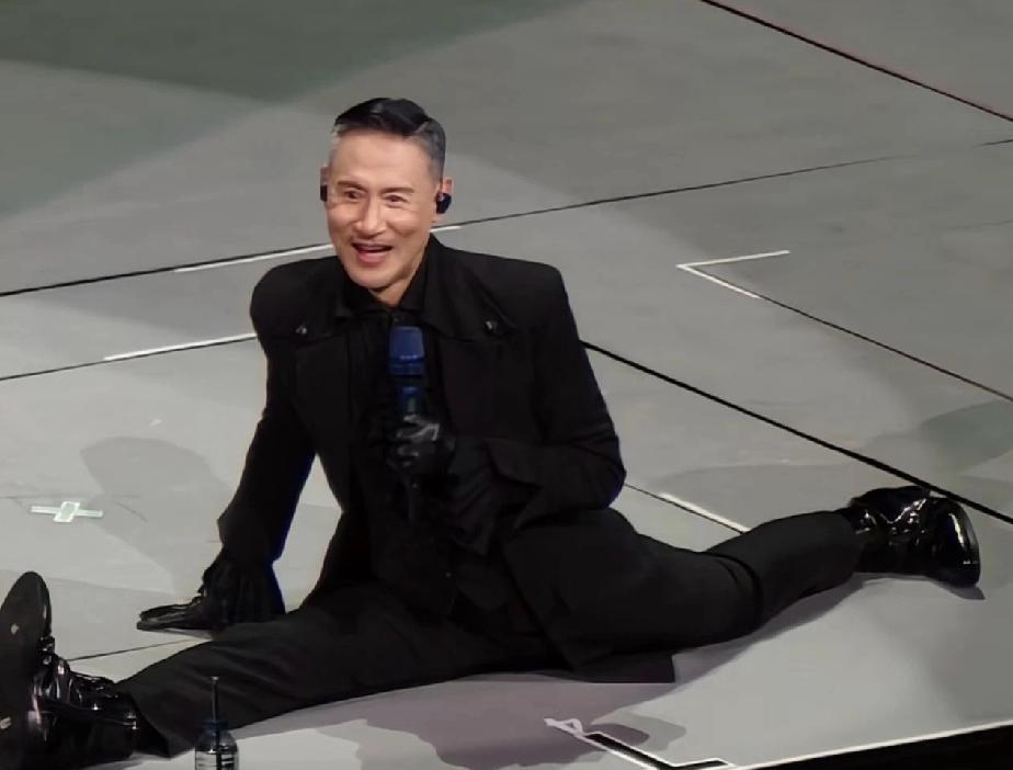 张学友六十多了还在台上劈叉，刘德华在《流浪地球》里当个配角就收工了。
一个拼到嗓