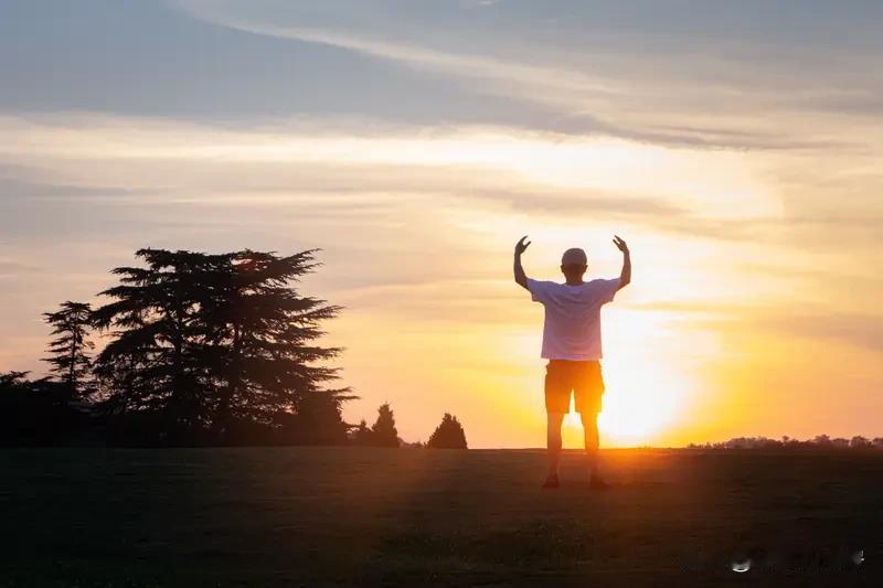 11月20日晚9时许，四川成都一商业广场5楼发生惊险一幕。一名女子径直翻越扶栏欲