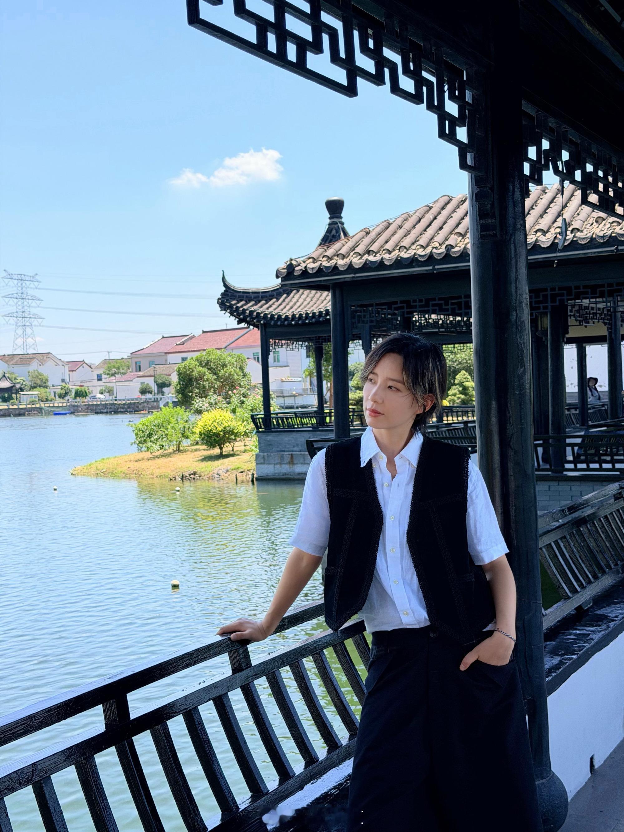 李斯丹妮曾沛慈没有身高差看李斯丹妮曾沛慈合照，两个人身形舒展，肩高对齐，很难看出