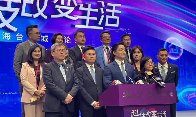 台北市长蒋万安28日从台北搭机前往上海，参加双城论坛主论坛活动。会后受访时，他也