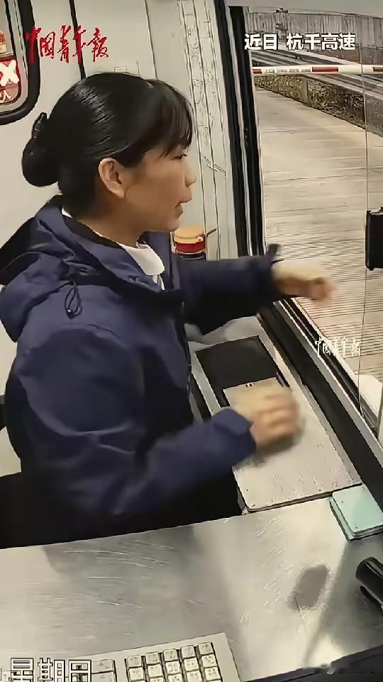 浙江，高速收费口，一卡车司机交完高速费，刚挂挡准备开车走人，收费员无意间往车厢瞟