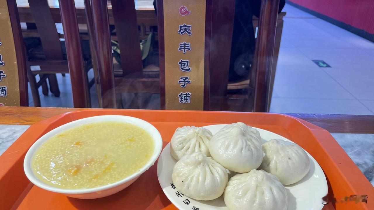 曾经去过几次北京，因为是公差，总是匆匆忙忙，终于自由了一次。
首先去主席纪念堂拜