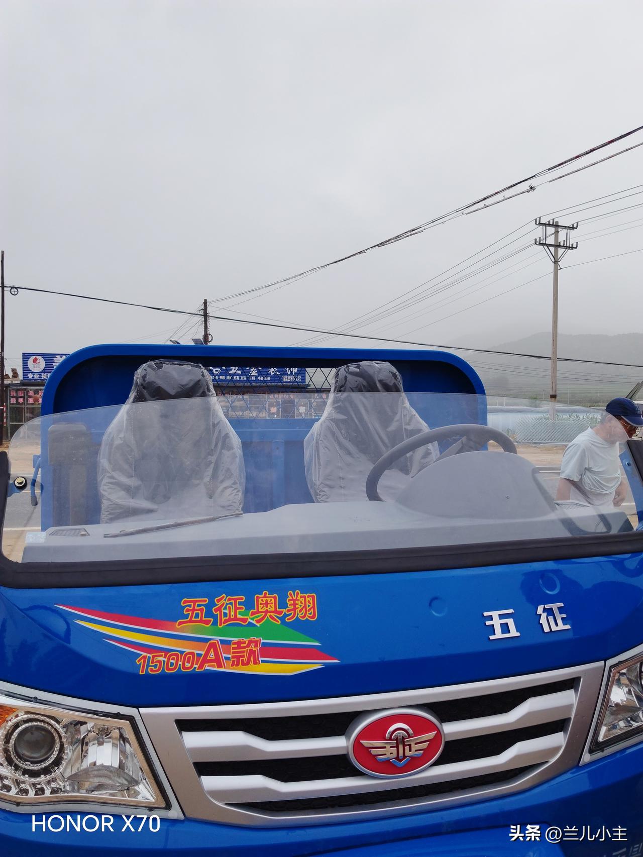 一出门就下雨，今天留了个心眼，带了两个雨披。没挨浇，很庆幸。也有点怀疑，怎么一出