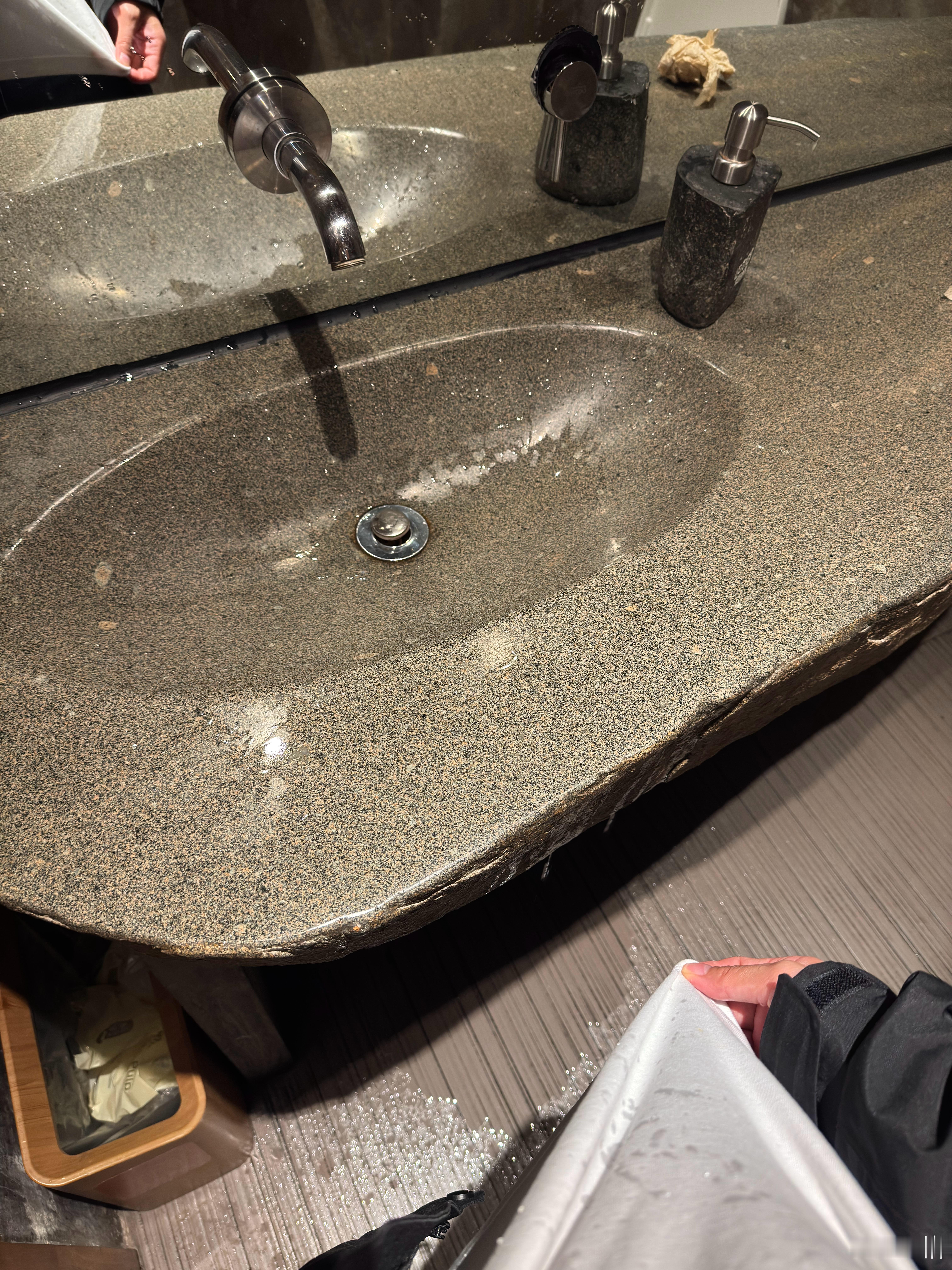 艺术洗手盆的受害者+1...没想到一打开水那么大，也没想到水盆这么浅