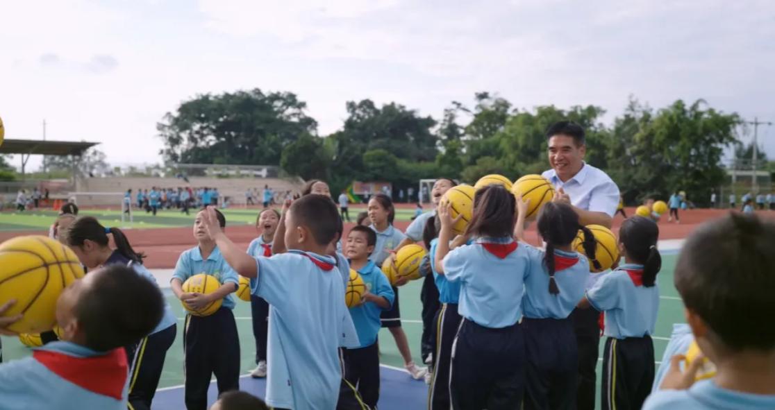 别再说体育耽误学习了！这个小学校长搞运动会、组建42个社团，还设立了“体育课被占
