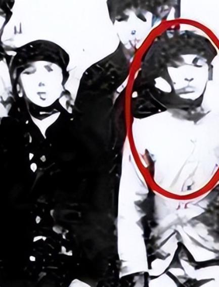 [太阳]1942年，新四军第一纵队副司令赵凌波，在皖南事变突围时神秘失踪，一年后