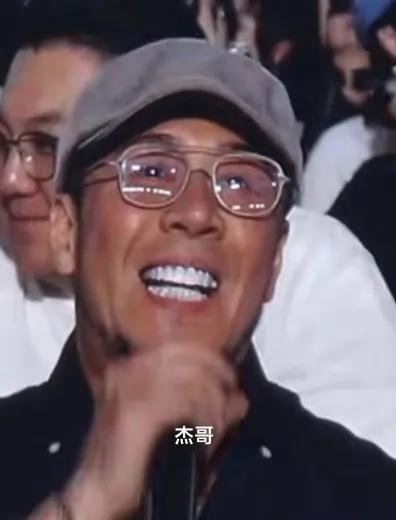 杨坤以这种方式刷存在感太荒唐

没想到杨坤又小火了一把，事发张杰演唱会现场和张杰